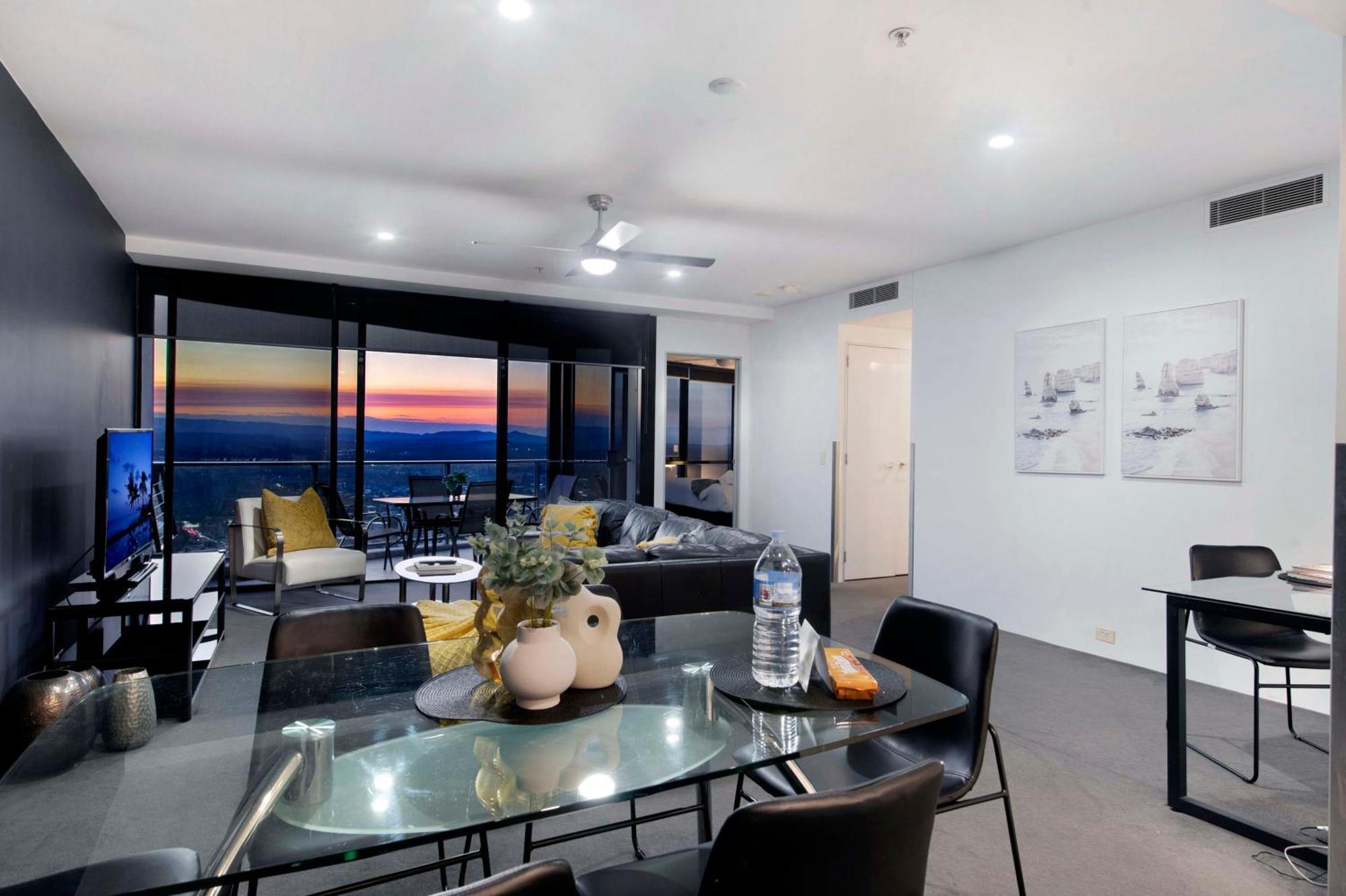 Two Bedroom Self Contained - Circle On Cavill - Privately Managed * Gold Coast