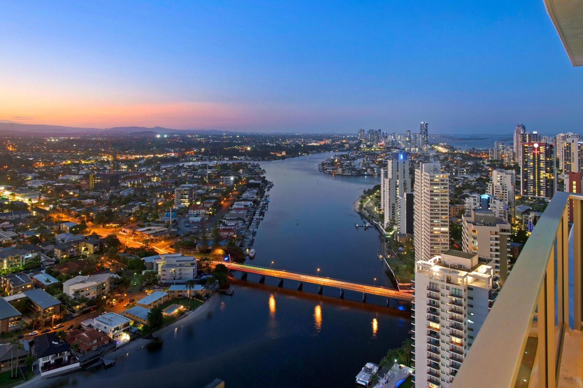 Two Bedroom Self Contained - Circle On Cavill - Privately Managed * Gold Coast